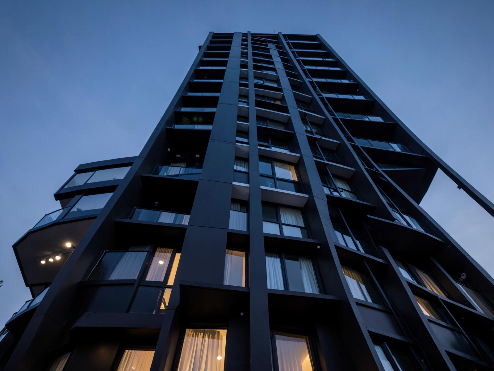 Edifício contemporâneo visto de baixo ao entardecer